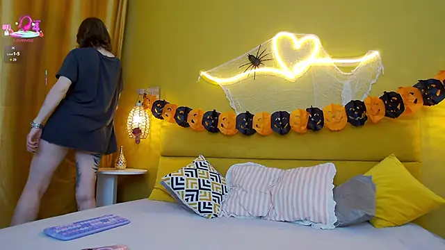 Snapshot of lessysweety chatting on 10/23/25, 02:22 lessysweety online show from 10/23/25, 02:22