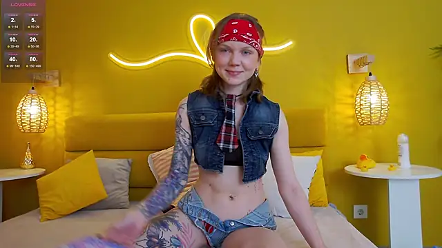 Snapshot of lessysweety chatting on 11/14/25, 03:27 lessysweety online show from 11/14/25, 03:27