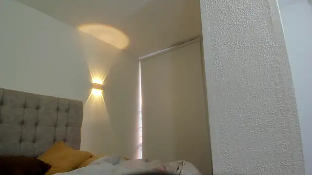 Carolina hernandez22 online show from 11/25/25, 12:16