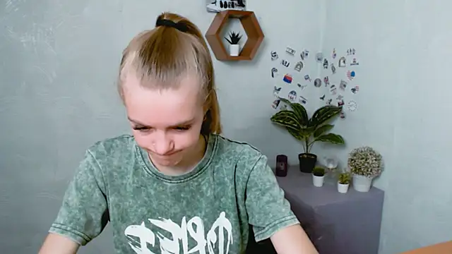 AliceFlirtt  online show from 09/18/25, 08:27