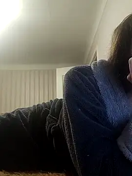 Snapshot of emeli_moon chatting on 02/17/25, 01:36 emeli moon online show from 02/17/25, 01:36