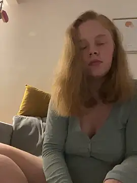 Snapshot of daddyscumprincess chatting on 10/31/25, 01:28 daddyscumprincess online show from 10/31/25, 01:28