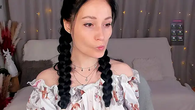 Snapshot of LisaMooore chatting on 02/14/25, 01:18 LisaMooore online show from 02/14/25, 01:18