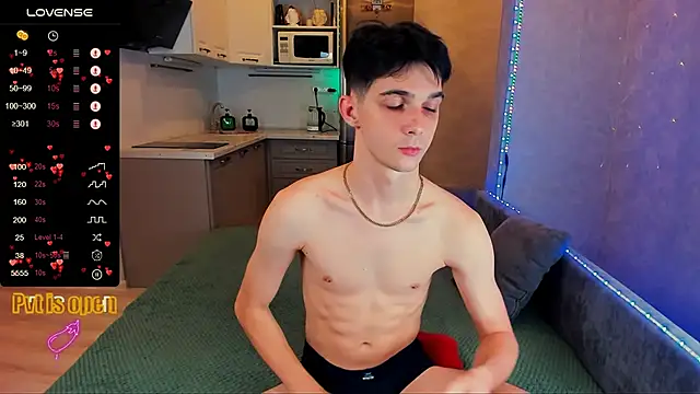 Snapshot of Aaron_Boom chatting on 10/31/25, 12:44 Aaron Boom online show from 10/31/25, 12:44