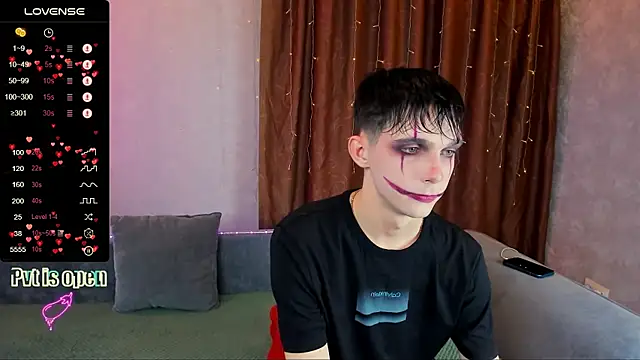 Snapshot of Aaron_Boom chatting on 10/31/25, 10:22 Aaron Boom online show from 10/31/25, 10:22