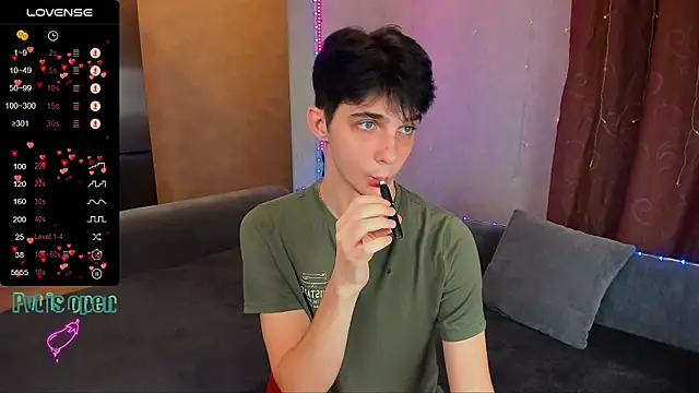 Snapshot of Aaron_Boom chatting on 11/30/25, 10:14 Aaron Boom online show from 11/30/25, 10:14