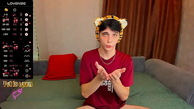 Snapshot of Aaron_Boom chatting on 12/04/25, 12:20 Aaron Boom online show from 12/04/25, 12:20