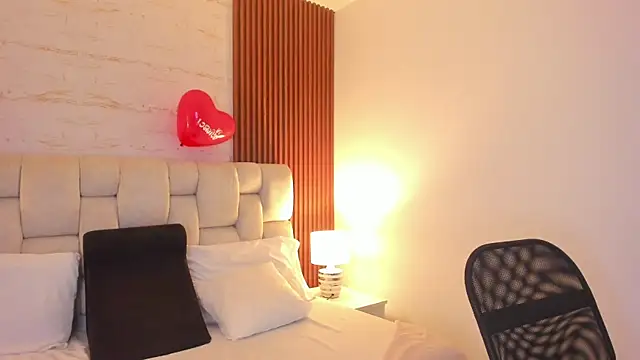 Snapshot of SophiaWylde chatting on 02/17/25, 10:18 SophiaWylde online show from 02/17/25, 10:18