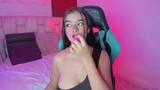 Snapshot of SophiaWylde chatting on 10/07/25, 05:26 SophiaWylde online show from 10/07/25, 05:26