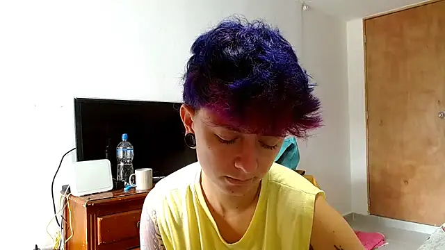 Snapshot of tomboyblue chatting on 05/08/26, 05:40 tomboyblue online show from 05/08/26, 05:40