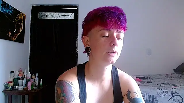 Snapshot of tomboyblue chatting on 05/14/26, 07:42 tomboyblue online show from 05/14/26, 07:42