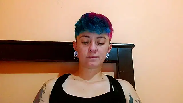 Snapshot of tomboyblue chatting on 06/16/26, 04:42 tomboyblue online show from 06/16/26, 04:42