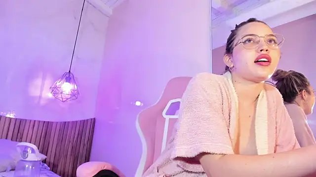 Snapshot of Ary1_ chatting on 03/21/25, 09:45 Ary1 online show from 03/21/25, 09:45