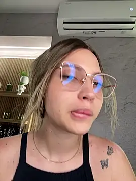 Snapshot of Ary1_ chatting on 10/18/25, 03:31 Ary1 online show from 10/18/25, 03:31