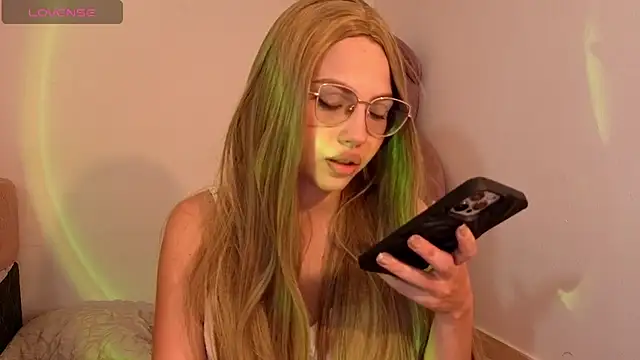 Snapshot of Ary1_ chatting on 11/19/25, 10:10 Ary1 online show from 11/19/25, 10:10