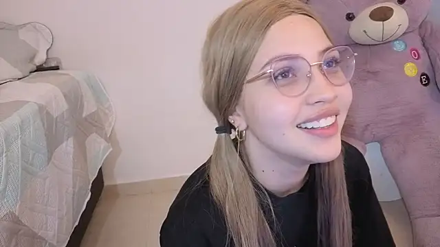 Snapshot of Ary1_ chatting on 12/14/25, 04:40 Ary1 online show from 12/14/25, 04:40