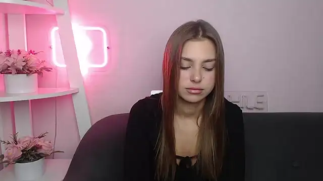 Snapshot of MilanaAngelAs chatting on 10/13/25, 08:31 MilanaAngelAs online show from 10/13/25, 08:31