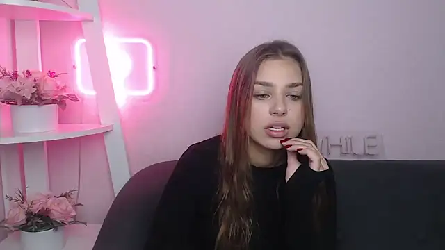 Snapshot of MilanaAngelAs chatting on 10/18/25, 04:37 MilanaAngelAs online show from 10/18/25, 04:37