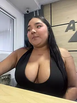 Snapshot of little_lissiee chatting on 04/19/26, 01:05 little lissiee online show from 04/19/26, 01:05
