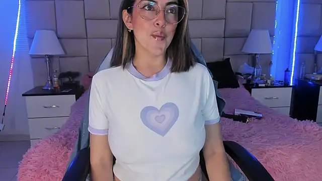 Snapshot of IsisLoveyes_ chatting on 12/17/24, 09:05 IsisLoveyes online show from 12/17/24, 09:05