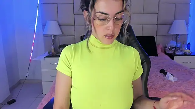 Snapshot of IsisLoveyes_ chatting on 12/24/24, 12:00 IsisLoveyes online show from 12/24/24, 12:00
