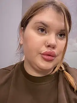 Snapshot of hi_im_Eva chatting on 10/05/25, 11:30 hi im Eva online show from 10/05/25, 11:30