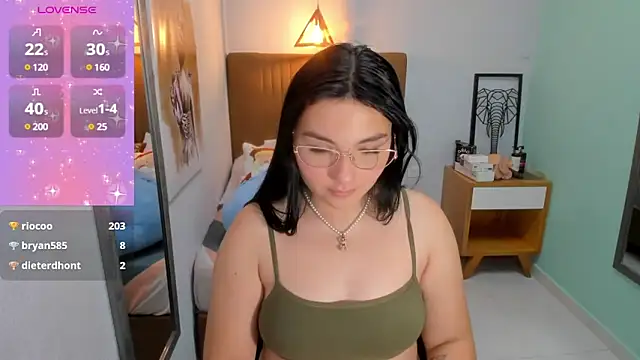 Snapshot of delilaquinn chatting on 12/27/24, 01:11 delilaquinn online show from 12/27/24, 01:11