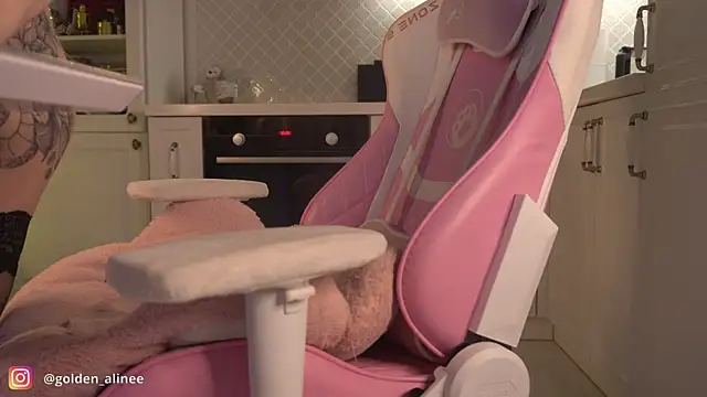 Golden Aline online show from 01/03/25, 11:01