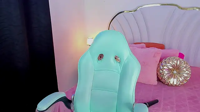 Snapshot of EmmaCrush chatting on 02/04/25, 10:34 EmmaCrush online show from 02/04/25, 10:34