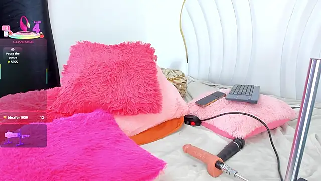 Snapshot of EmmaCrush chatting on 03/07/25, 12:48 EmmaCrush online show from 03/07/25, 12:48