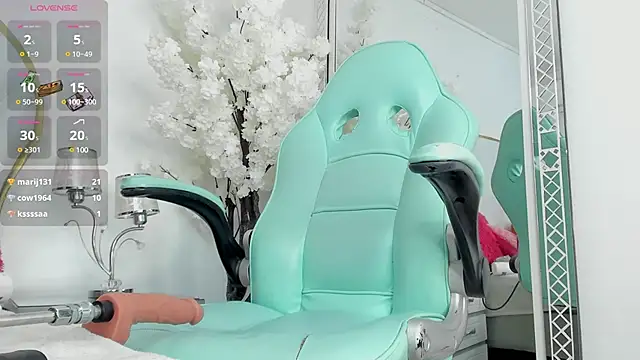 Snapshot of EmmaCrush chatting on 03/08/25, 12:55 EmmaCrush online show from 03/08/25, 12:55