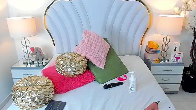 Snapshot of EmmaCrush chatting on 03/15/25, 08:32 EmmaCrush online show from 03/15/25, 08:32