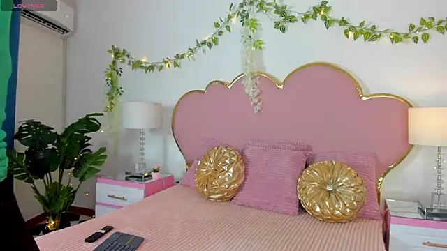 Snapshot of EmmaCrush chatting on 09/13/25, 08:52 EmmaCrush online show from 09/13/25, 08:52