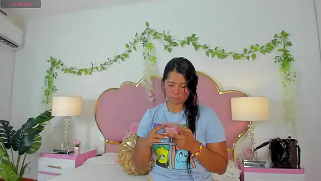 Snapshot of EmmaCrush chatting on 09/17/25, 08:54 EmmaCrush online show from 09/17/25, 08:54