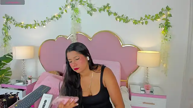 Snapshot of EmmaCrush chatting on 09/18/25, 08:55 EmmaCrush online show from 09/18/25, 08:55