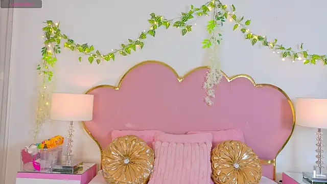 Snapshot of EmmaCrush chatting on 10/16/25, 09:16 EmmaCrush online show from 10/16/25, 09:16