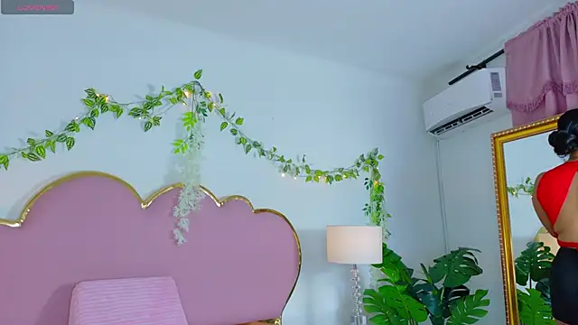 Snapshot of EmmaCrush chatting on 10/17/25, 09:06 EmmaCrush online show from 10/17/25, 09:06