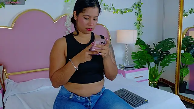 Snapshot of EmmaCrush chatting on 10/21/25, 08:31 EmmaCrush online show from 10/21/25, 08:31