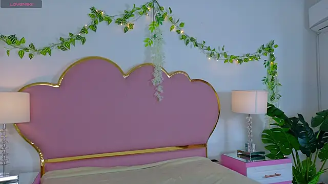 Snapshot of EmmaCrush chatting on 10/23/25, 08:40 EmmaCrush online show from 10/23/25, 08:40