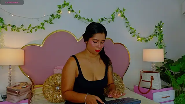 Snapshot of EmmaCrush chatting on 11/06/25, 09:05 EmmaCrush online show from 11/06/25, 09:05