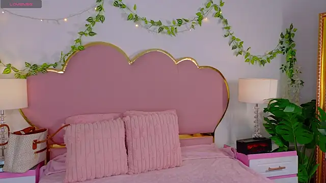 Snapshot of EmmaCrush chatting on 11/28/25, 09:50 EmmaCrush online show from 11/28/25, 09:50