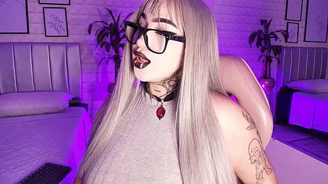 Snapshot of bella-green chatting on 09/17/25, 07:37 bella-green online show from 09/17/25, 07:37