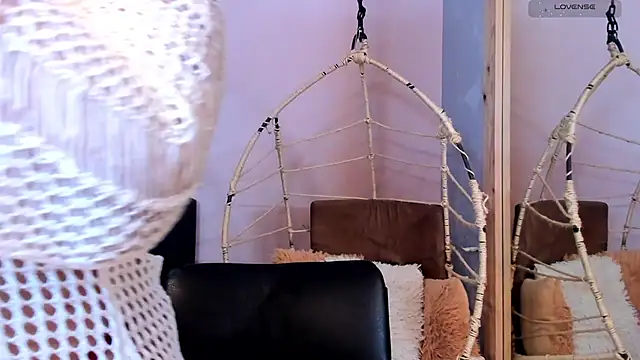 Snapshot of _alaiasmile_ chatting on 11/18/25, 04:33 alaiasmile online show from 11/18/25, 04:33