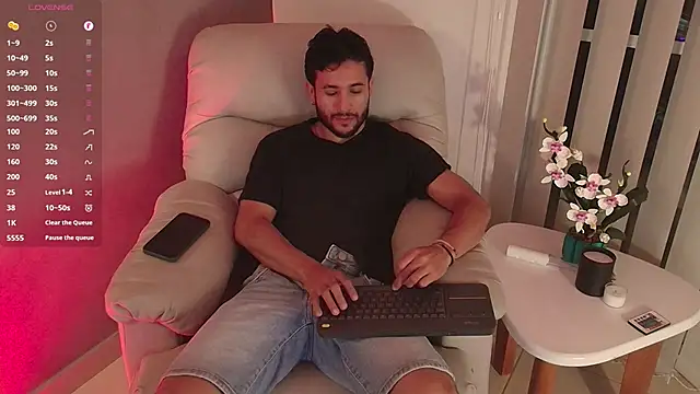 Snapshot of Valentinoford chatting on 02/22/25, 02:17 Valentinoford online show from 02/22/25, 02:17