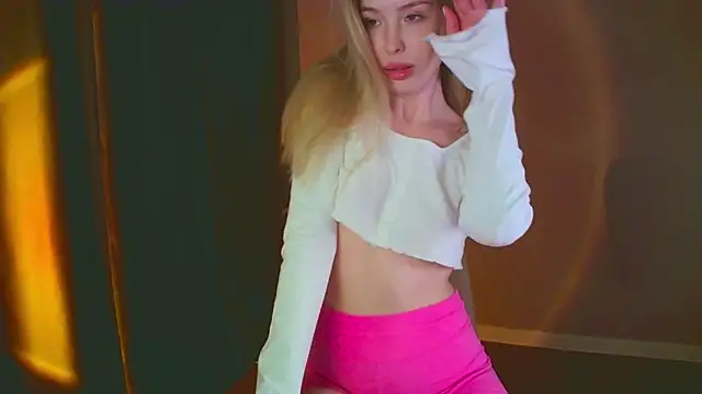 Snapshot of mia_raspberrie chatting on 12/14/24, 11:45 mia raspberrie online show from 12/14/24, 11:45