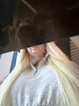 Snapshot of Teya_moon_ chatting on 12/04/24, 10:02 Teya moon  online show from 12/04/24, 10:02