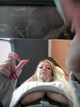 Snapshot of Teya_moon_ chatting on 12/17/24, 10:34 Teya moon  online show from 12/17/24, 10:34