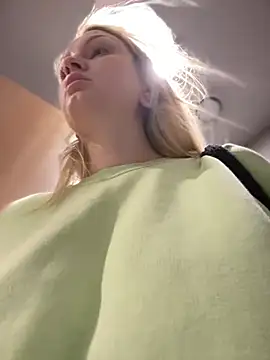 Snapshot of Teya_moon_ chatting on 12/20/24, 12:27 Teya moon  online show from 12/20/24, 12:27