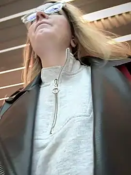 Snapshot of Teya_moon_ chatting on 12/27/24, 10:12 Teya moon  online show from 12/27/24, 10:12