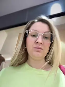 Snapshot of Teya_moon_ chatting on 12/29/24, 10:34 Teya moon  online show from 12/29/24, 10:34